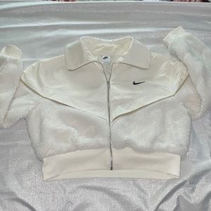 Nike vintage sweater white and cream color.